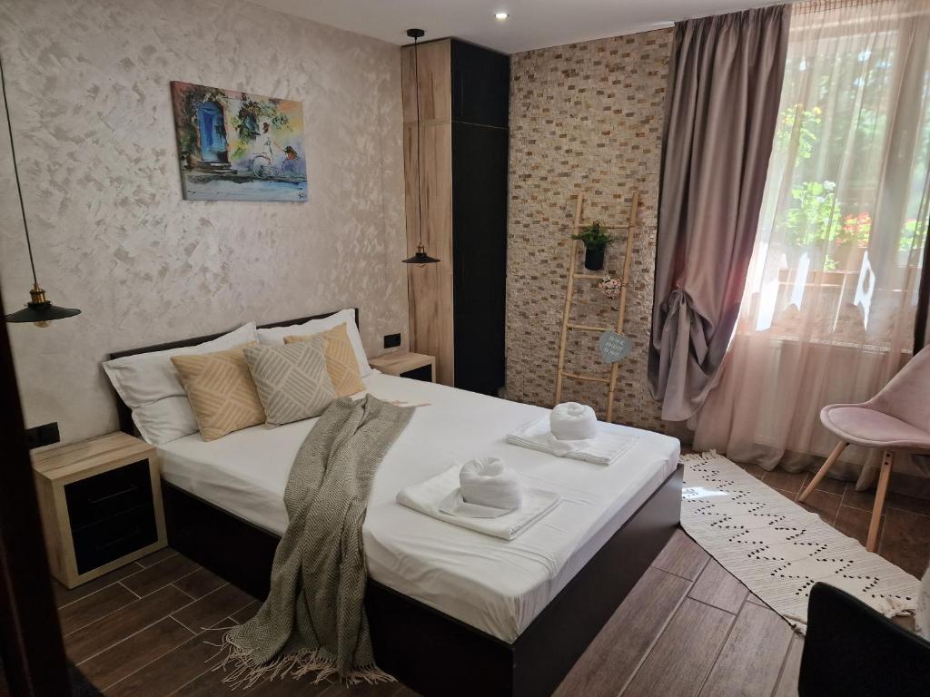 Postel nebo postele na pokoji v ubytování Kamelia guest rooms