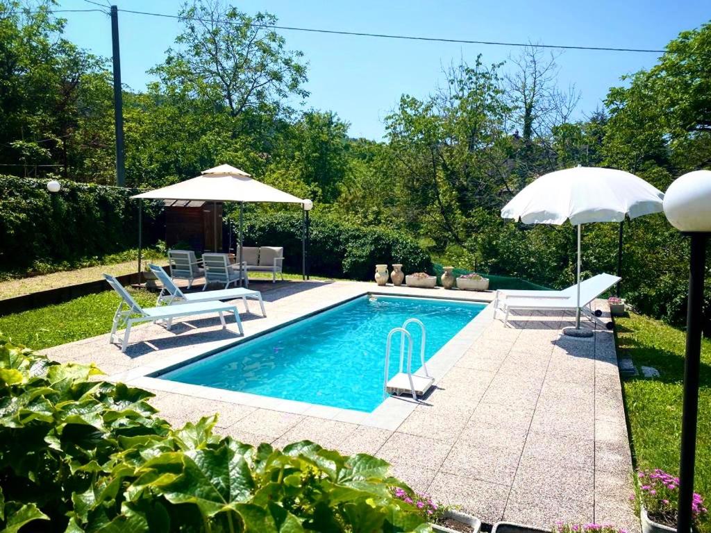 Bazén v ubytování Alta Langa Suites nebo v jeho okolí