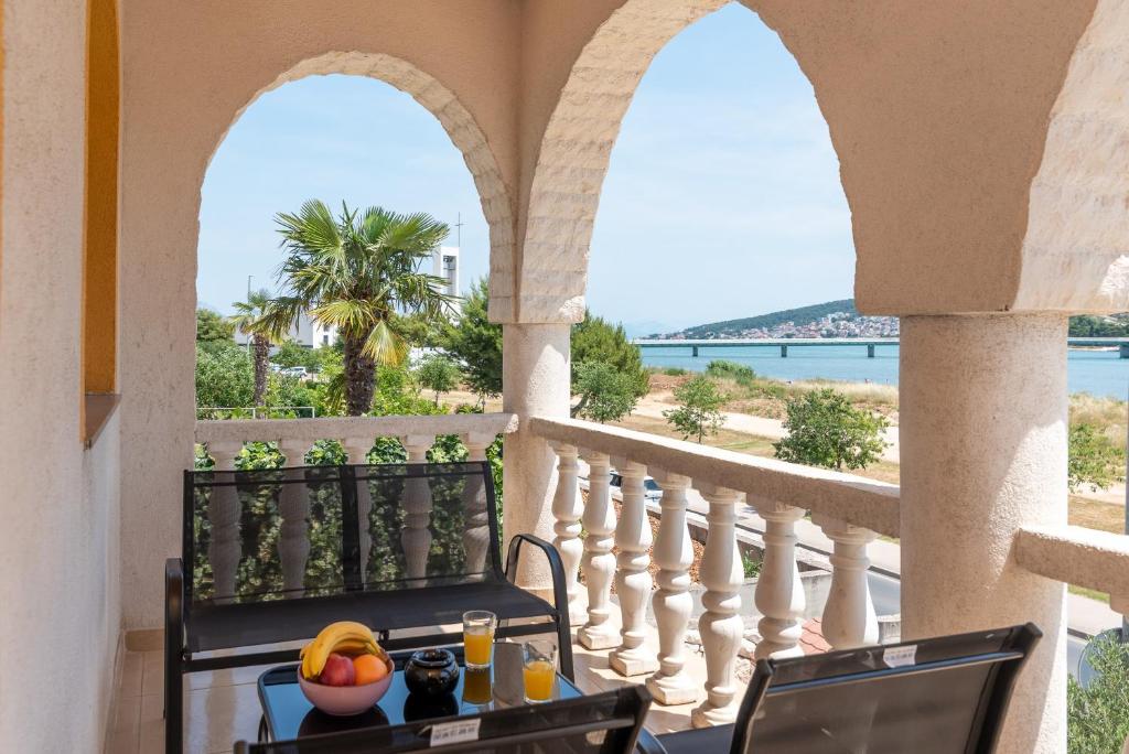 A 3 - seafront apt with balcony 1 min to beach