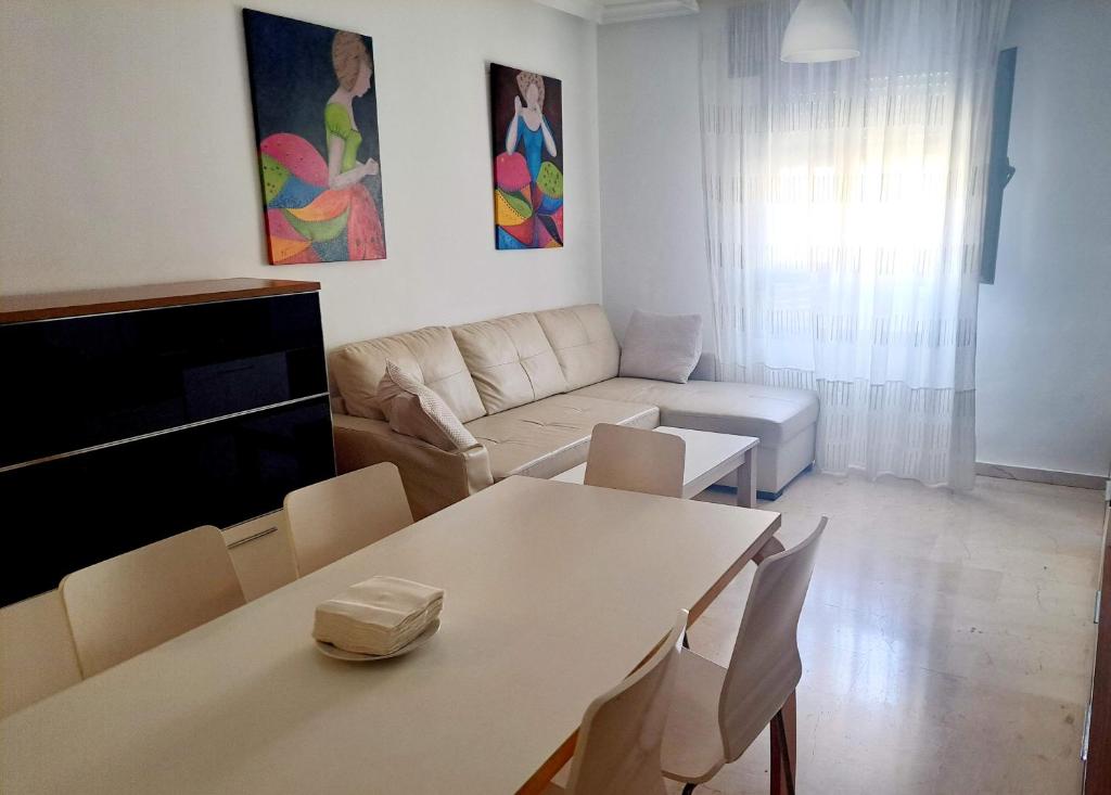 sala de estar con mesa y sofá en Beatiful and full-equipped flat in the city center en Ceuta