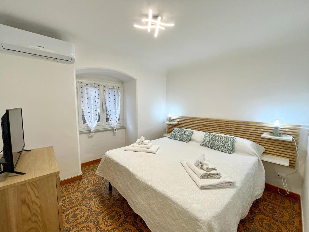 1 dormitorio con 1 cama con toallas en A Cà Mea, en La Spezia