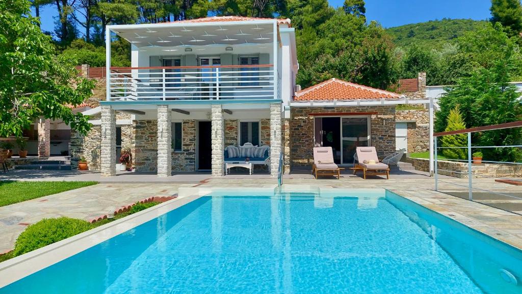 Villa con piscina y casa en Villa Kyani, en Skopelos Town