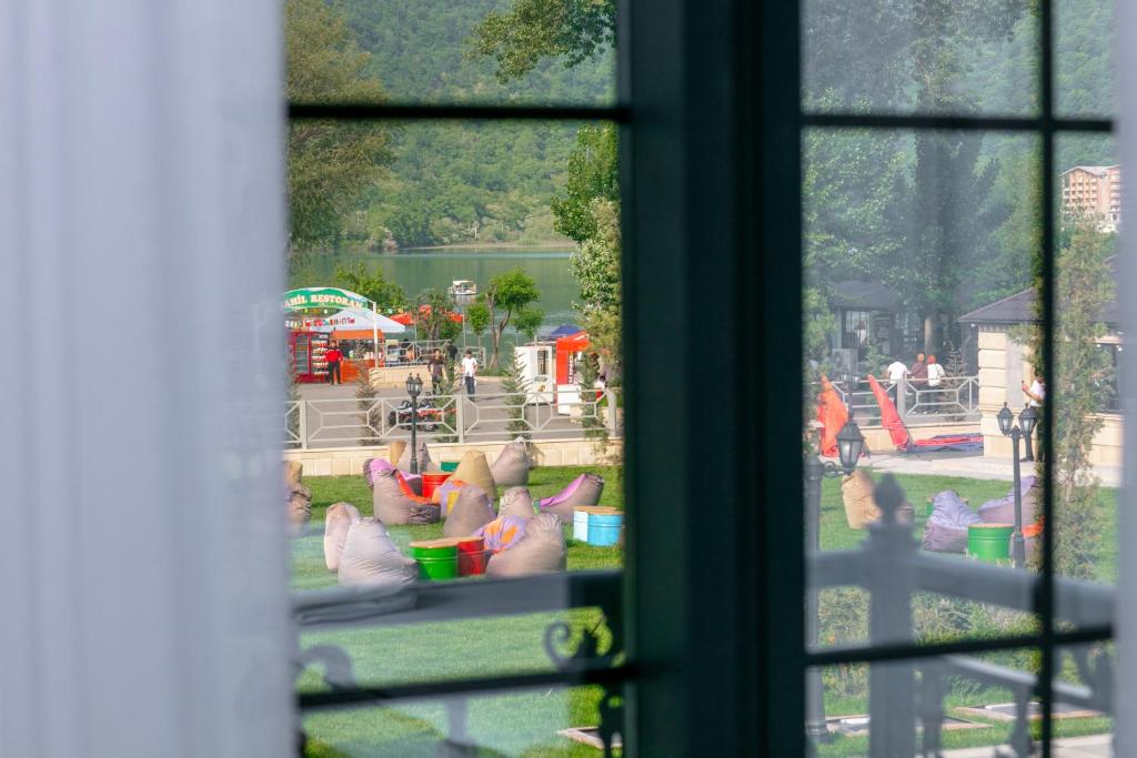 uma vista para um parque a partir de uma janela em Nohur Hotel Gabala em Gabala