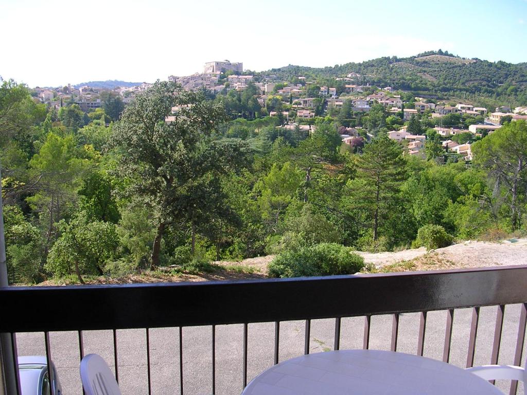 un balcon avec vue sur une ville dans l'établissement Les Bastides, à Gréoux-les-Bains