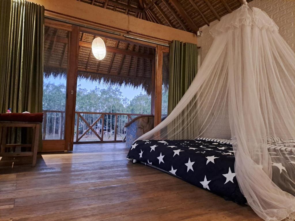 ein Schlafzimmer mit einem Himmelbett mit Sternen darauf in der Unterkunft Bebaleq Bangko Bangko in Labuhanpoh