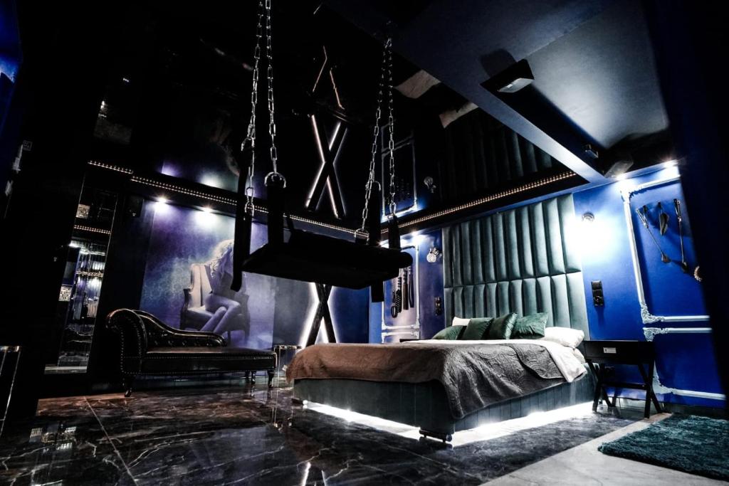 sypialnia z niebieskimi ścianami i łóżkiem z huśtawką w obiekcie Grey Aqua Secret Apartament w Gdańsku