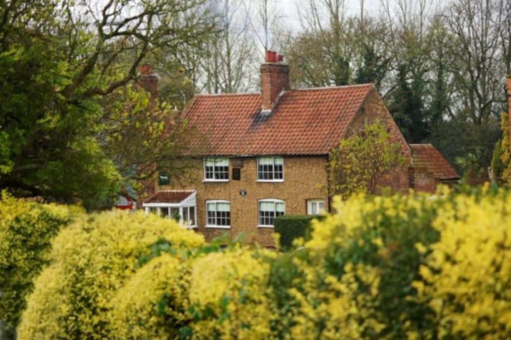 een groot bakstenen huis met een rood dak bij White Horse Cottage with Sauna in Ollerton