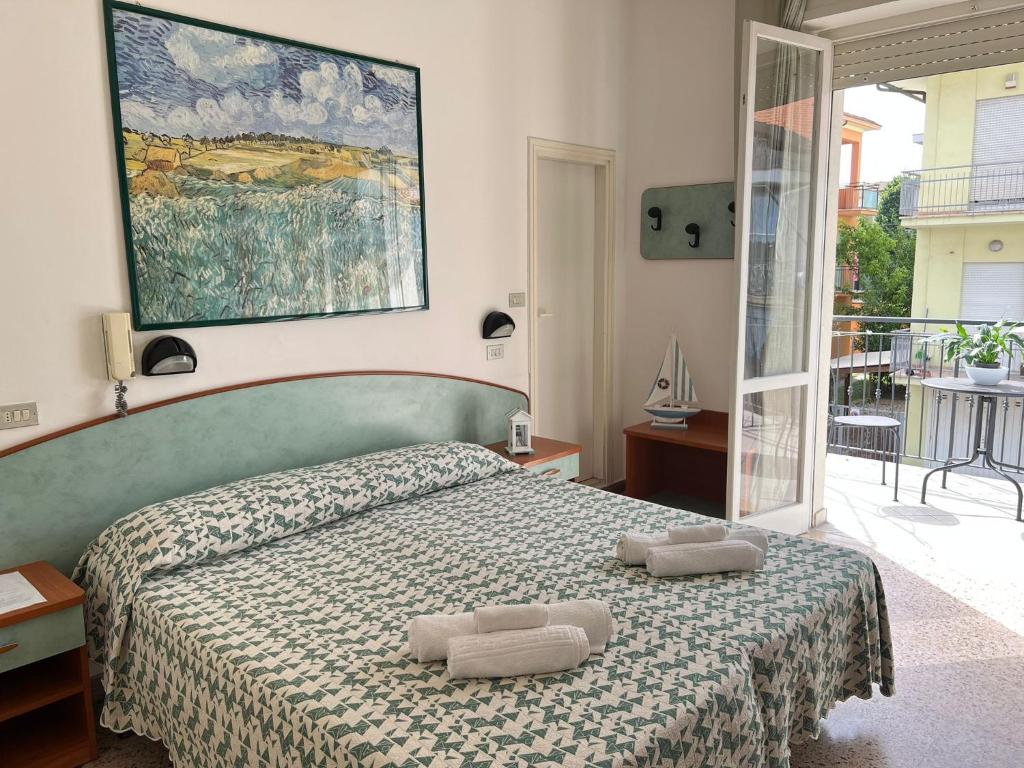 - une chambre avec un lit et 2 oreillers dans l'établissement HOTEL BLUE SKY, à Rimini