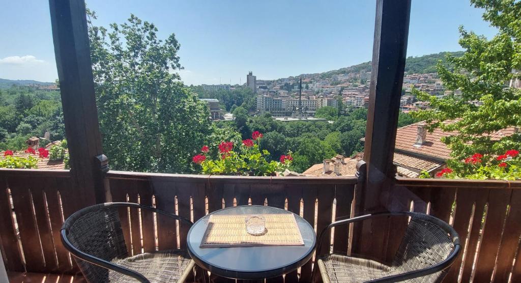 un tavolo e sedie su un balcone con vista di Paradise Apartment - Breathtaking View a Veliko Tŭrnovo