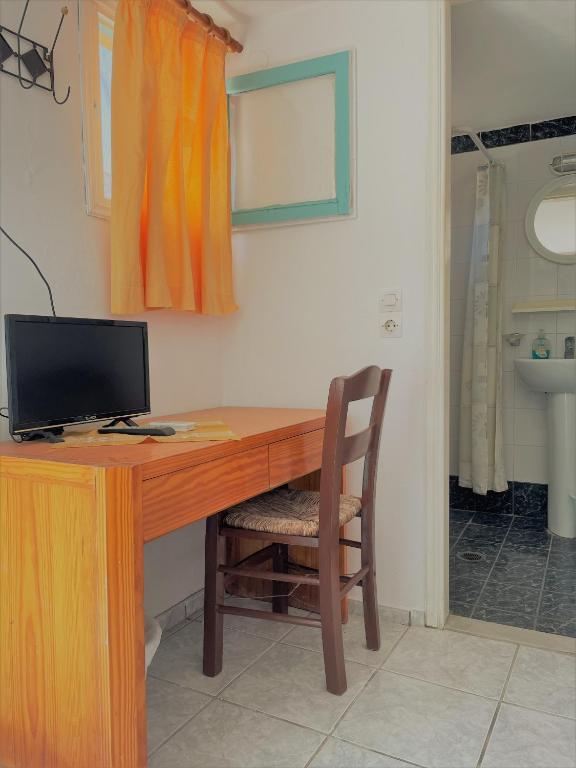 TV a/nebo společenská místnost v ubytování Santorini Camping & Hostel