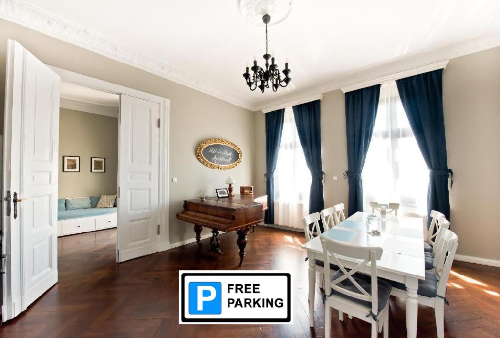 a dining room with a table and a desk at Wilhelmstadt Apartment 90m - PARKING in Toruń