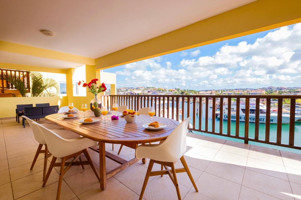 Gambar di galeri bagi Ruim appartement met een adembenemend uitzicht op de jachthaven di Jan Thiel