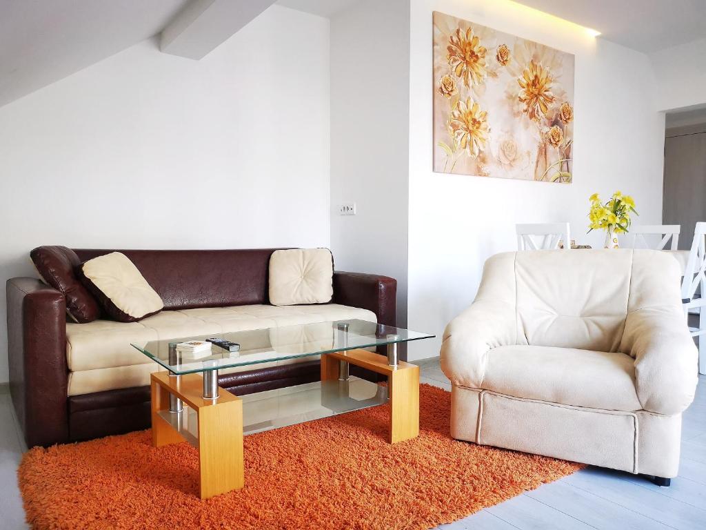 - un salon avec un canapé et une table basse dans l'établissement BIS Apartments, à Belgrade