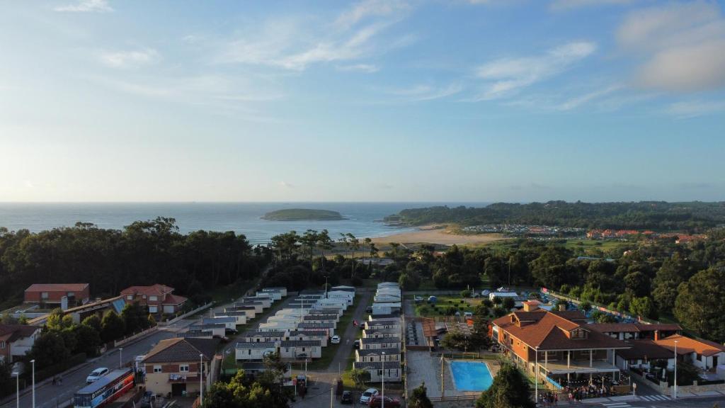 擻莫的住宿－Somo Bungalow Resort - Camping Latas，海滩旁停车场的空中景致