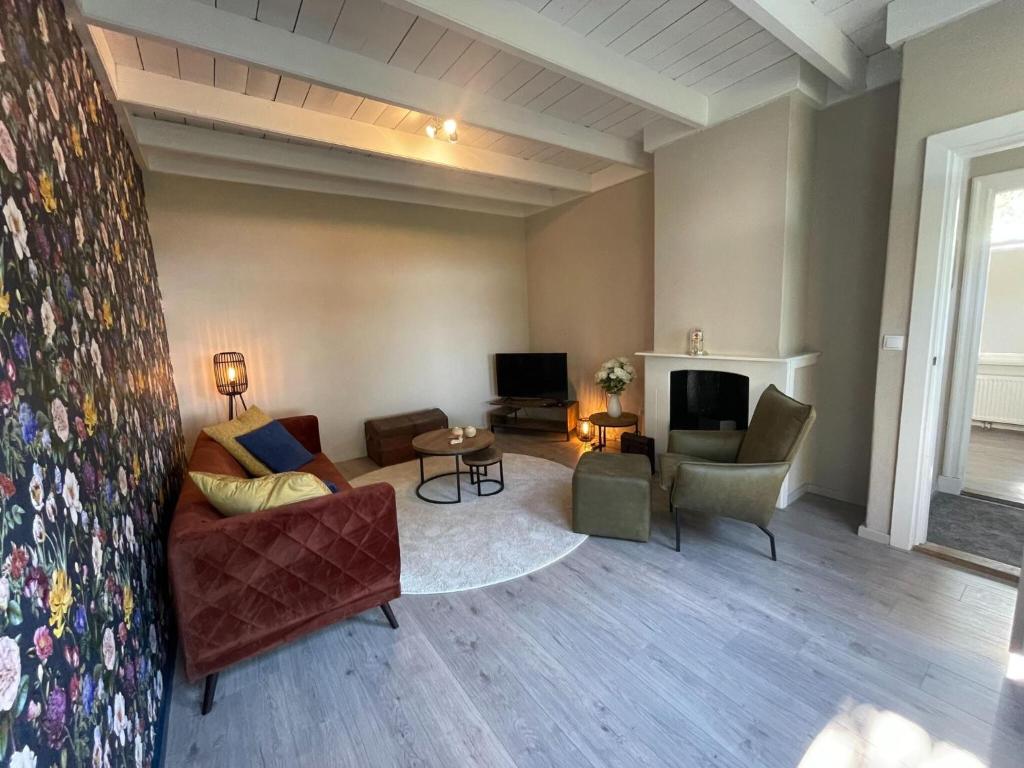 Televisyen dan/atau pusat hiburan di Nice chalet in Schoonloo with terrace