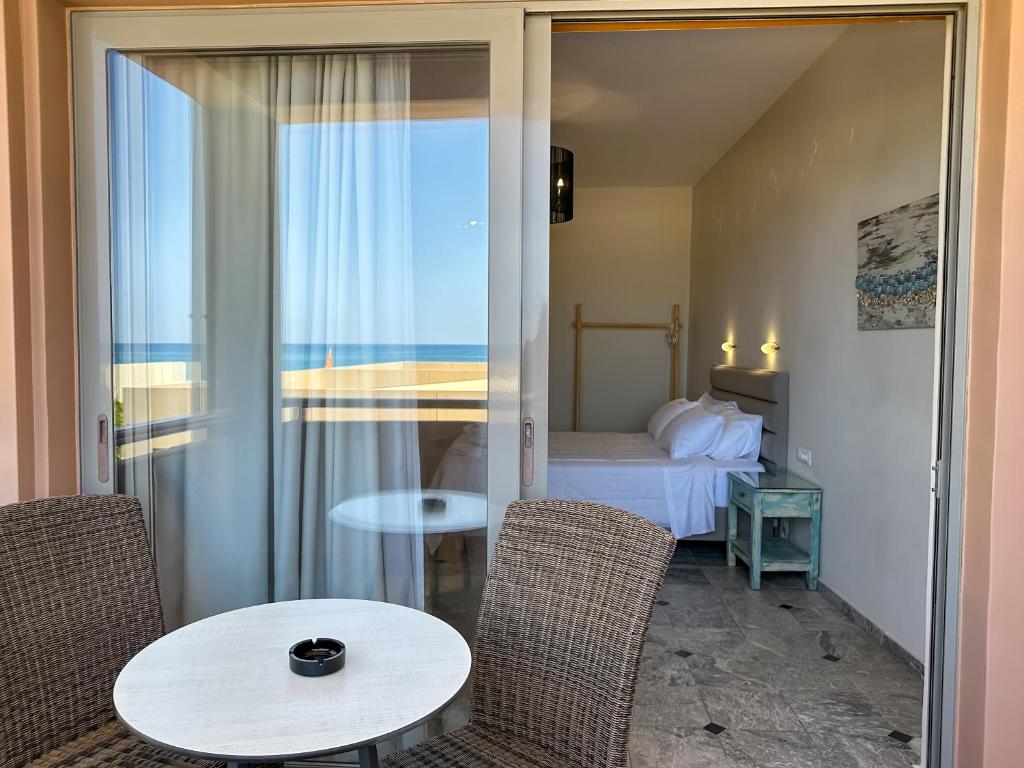 Postel nebo postele na pokoji v ubytování Ariadne Beach