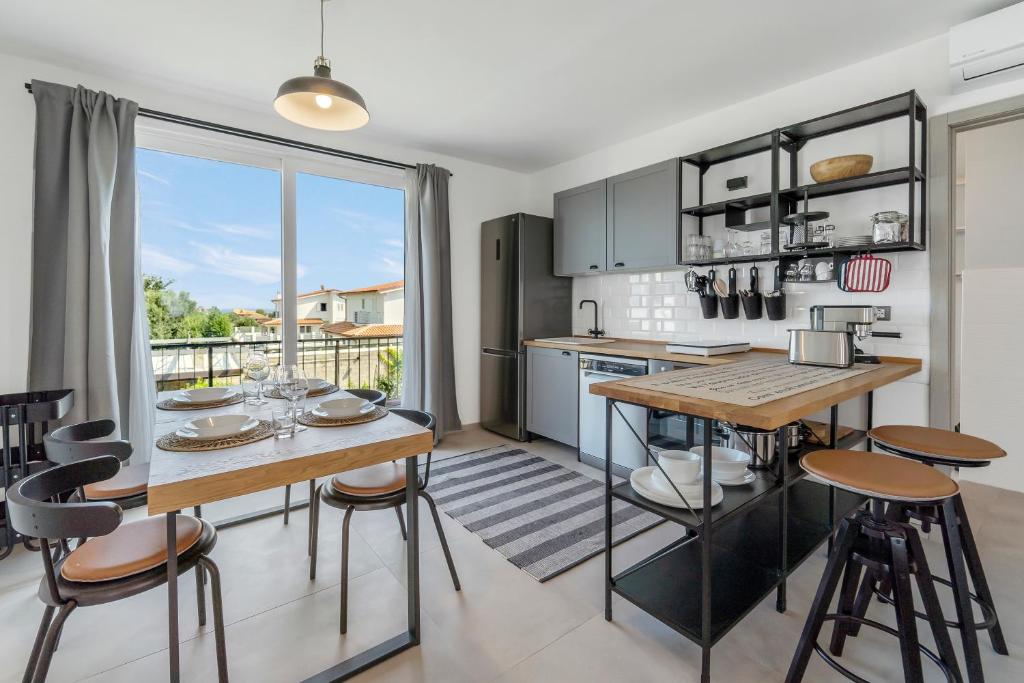 a kitchen and dining room with a table and chairs at La Pimpinella in Su Forti