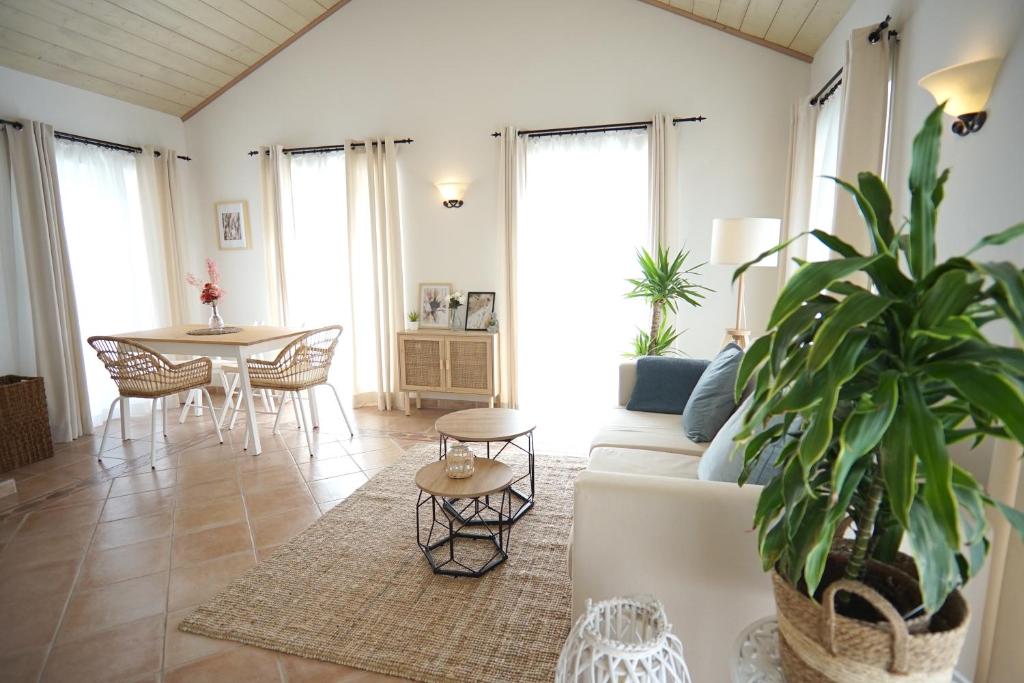 Exklusives Apartment & Balkon في Unteraichen: غرفة معيشة مع أريكة وطاولة