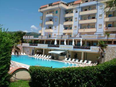 ein großes Gebäude mit einem Pool vor einem Gebäude in der Unterkunft Panorama Residence in Scalea