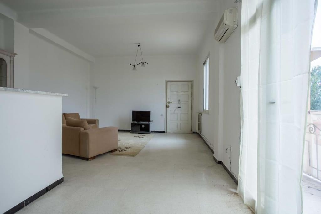 una sala de estar vacía con sofá y TV en Sétif : Studio sécurisé jour et nuit bien placé en Sétif