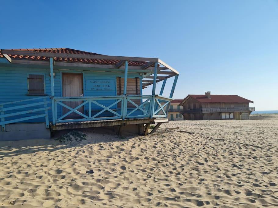 ein blaues Haus am Strand neben dem Sand in der Unterkunft Superbe studio à 8mn en voiture de la plage in Linxe