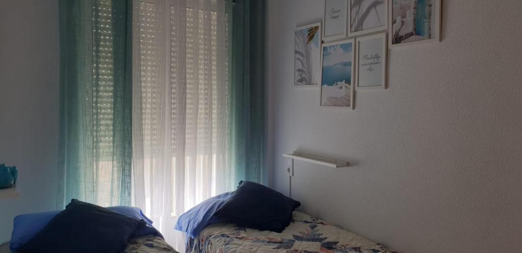 Posteľ alebo postele v izbe v ubytovaní TORREVIEJA Apartamento