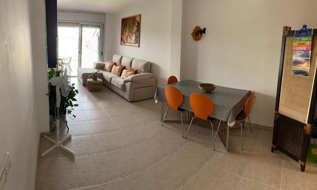 Precioso piso con piscina y parque para niños 