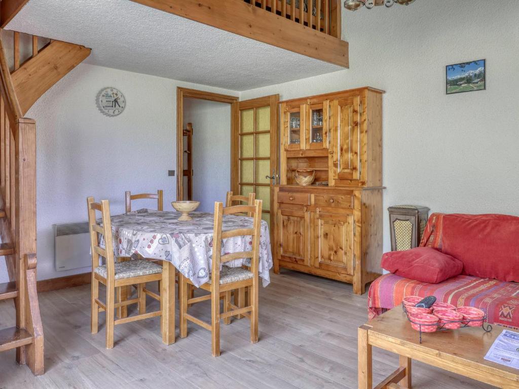 a living room with a table and a couch at Appartement Megève, 2 pièces, 4 personnes - FR-1-453-51 in Megève