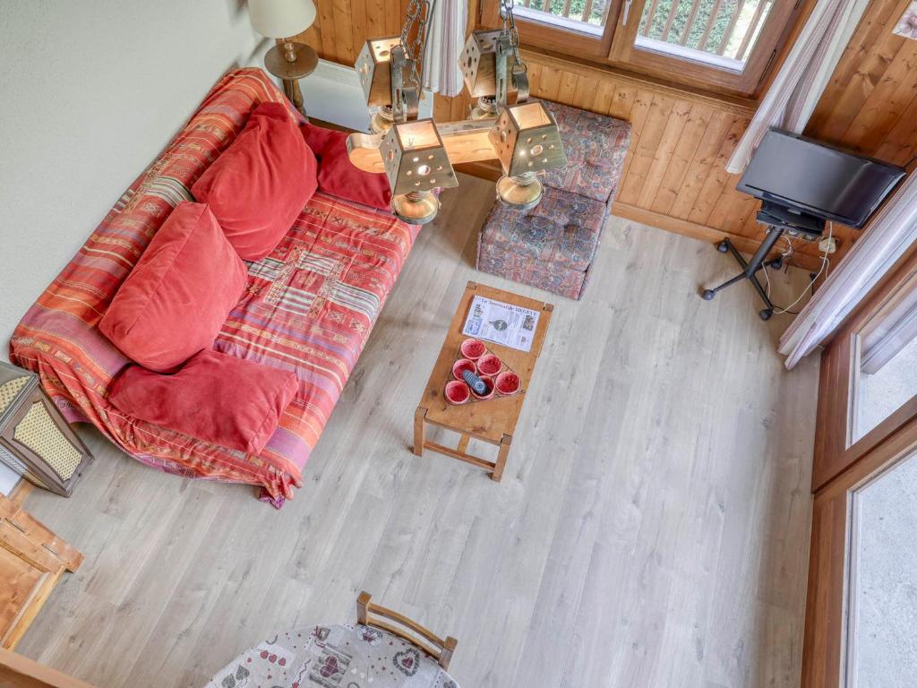 an overhead view of a living room with a couch at Appartement Megève, 2 pièces, 4 personnes - FR-1-453-51 in Megève