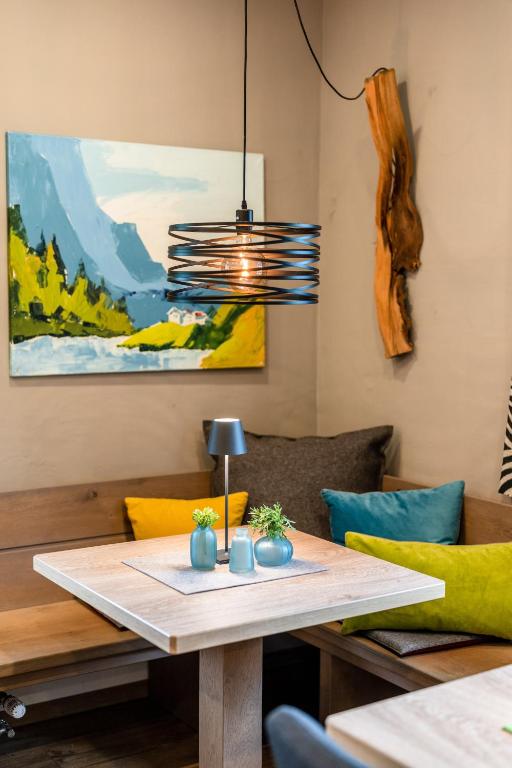 Posezení v ubytování Bayern Resort Hotel - Adults only - mit Zugspitzblick - Eibsee-Nähe - Wellnessbereich - Naturpool im Sommer