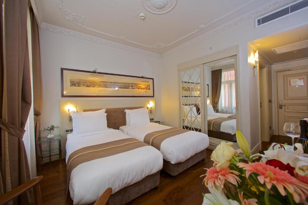 A bed or beds in a room at Taxim Lounge Hotel Special Category