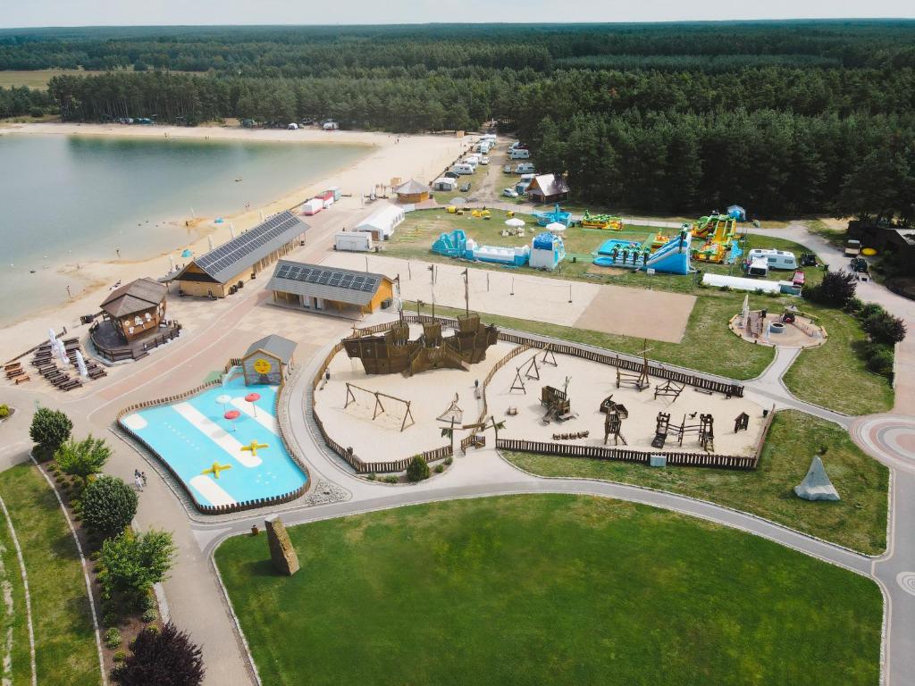 una vista aerea di un parco divertimenti vicino a una spiaggia di Bajka Hotel & Resort a Grodziec