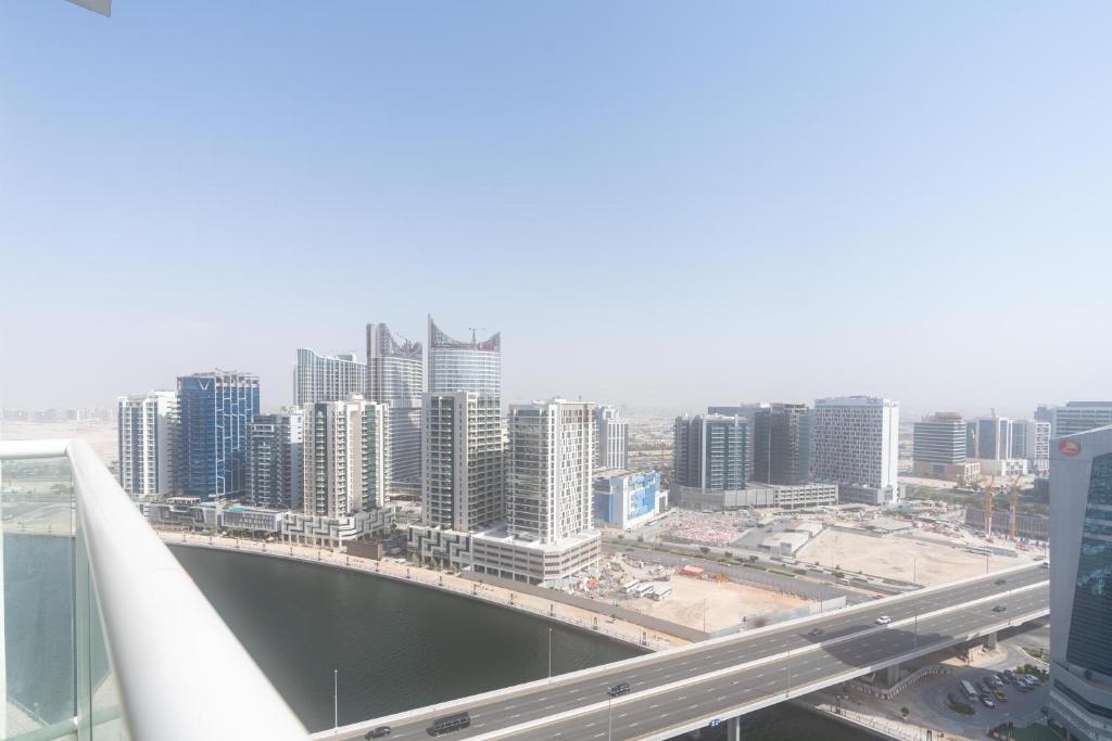 Nespecifikovaný výhled na destinaci Dubaj nebo výhled na město při pohledu z apartmánu