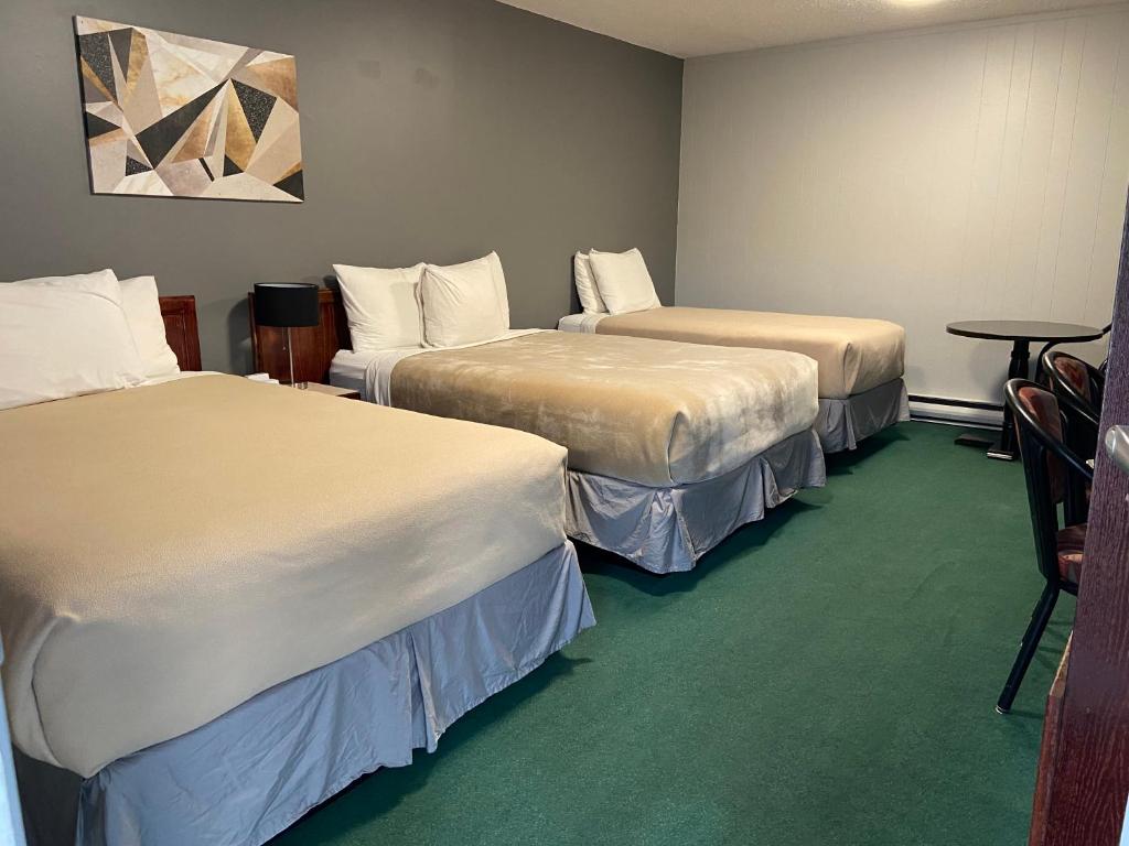 Postel nebo postele na pokoji v ubytování Monashee Lodge