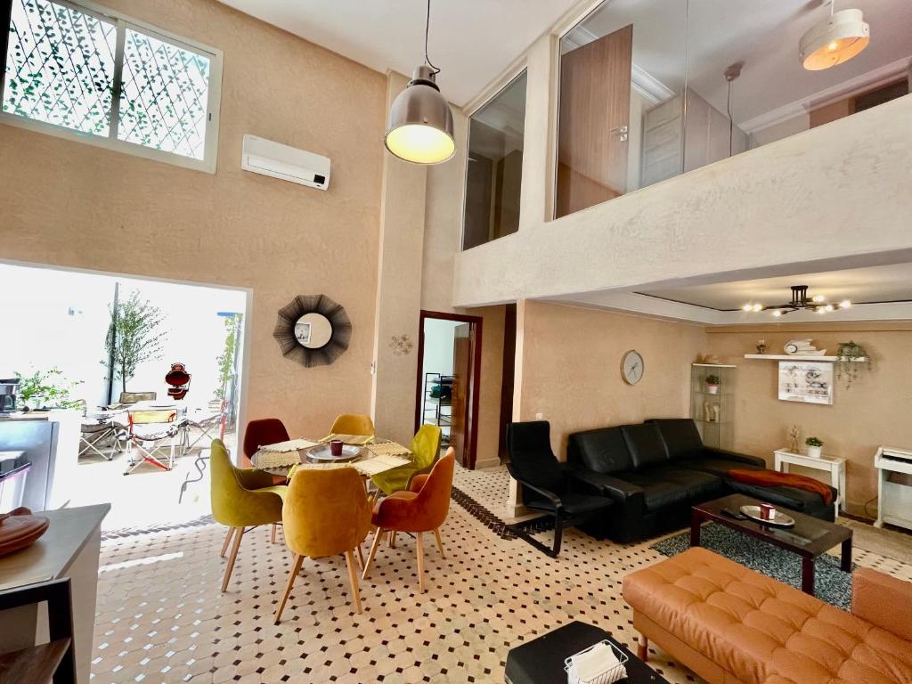 una sala de estar con un sofá y una mesa en Au Riad des Deux Patios - Marrakech, en Marrakech