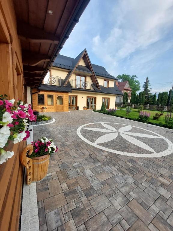 a driveway with a design in the middle of a house at Pokoje Gościnne Wierzbówka przy Termach in Witów