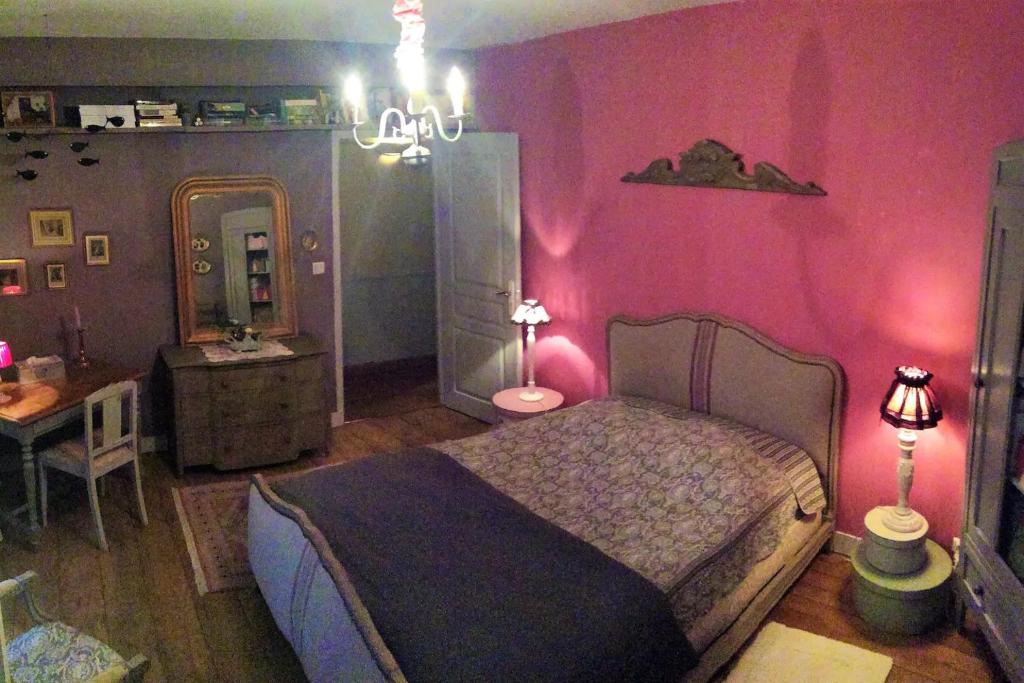 Una cama o camas en una habitaci&oacute;n de La grand&#39; maison
