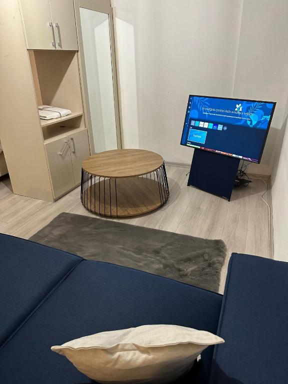 uma sala de estar com um sofá e uma televisão em SİSLİ MERKEZ em Istambul