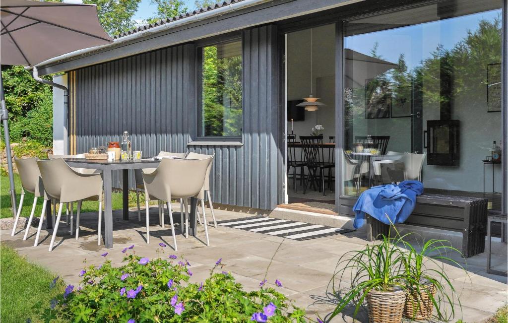 un patio con mesa, sillas y parrilla en Awesome Home In Odder With Kitchen, en Odder