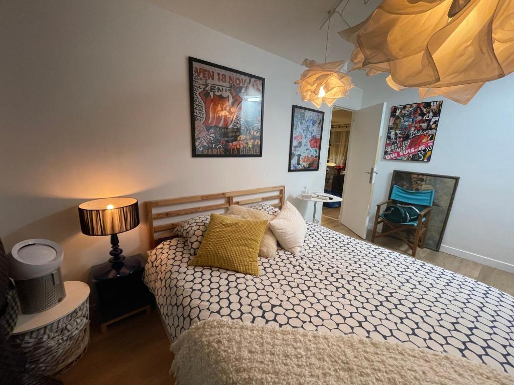 sypialnia z dużym łóżkiem i lampką w obiekcie Design apartment in the heart of Paris w Paryżu