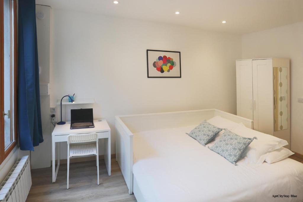 Postel nebo postele na pokoji v ubytování AptCityStay
