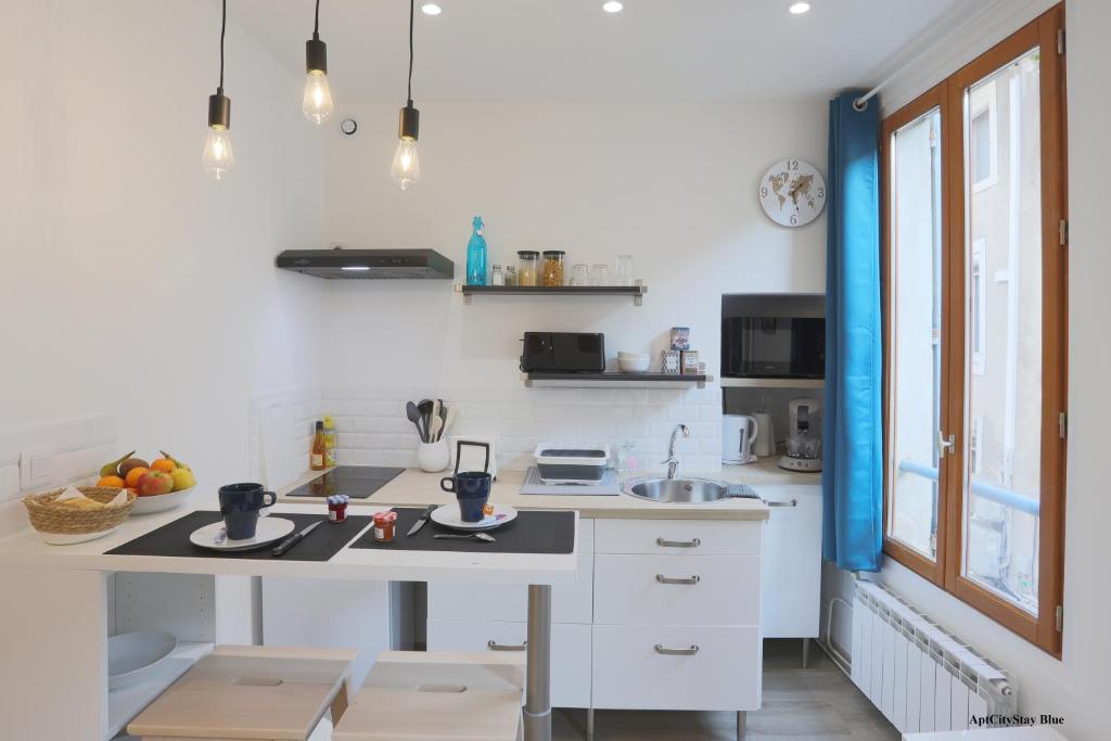 Kuchyň nebo kuchyňský kout v ubytování AptCityStay
