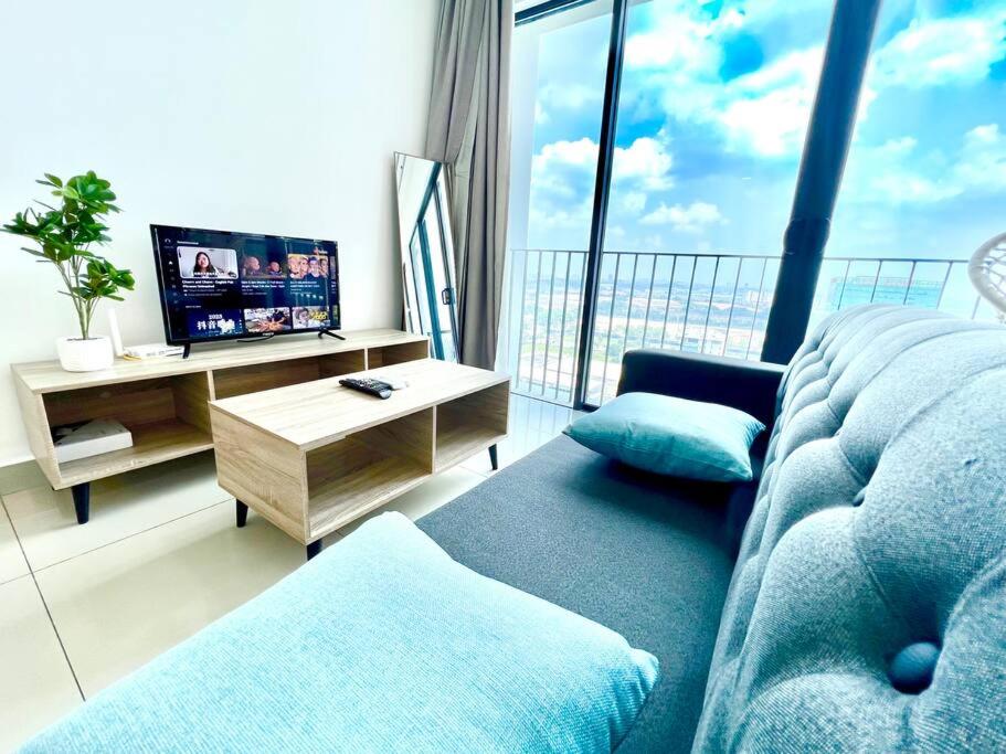 En tv och/eller ett underhållningssystem på R 1-5Pax Cozy Home SetiaAlam 100mpsWifi&TV Trefoil