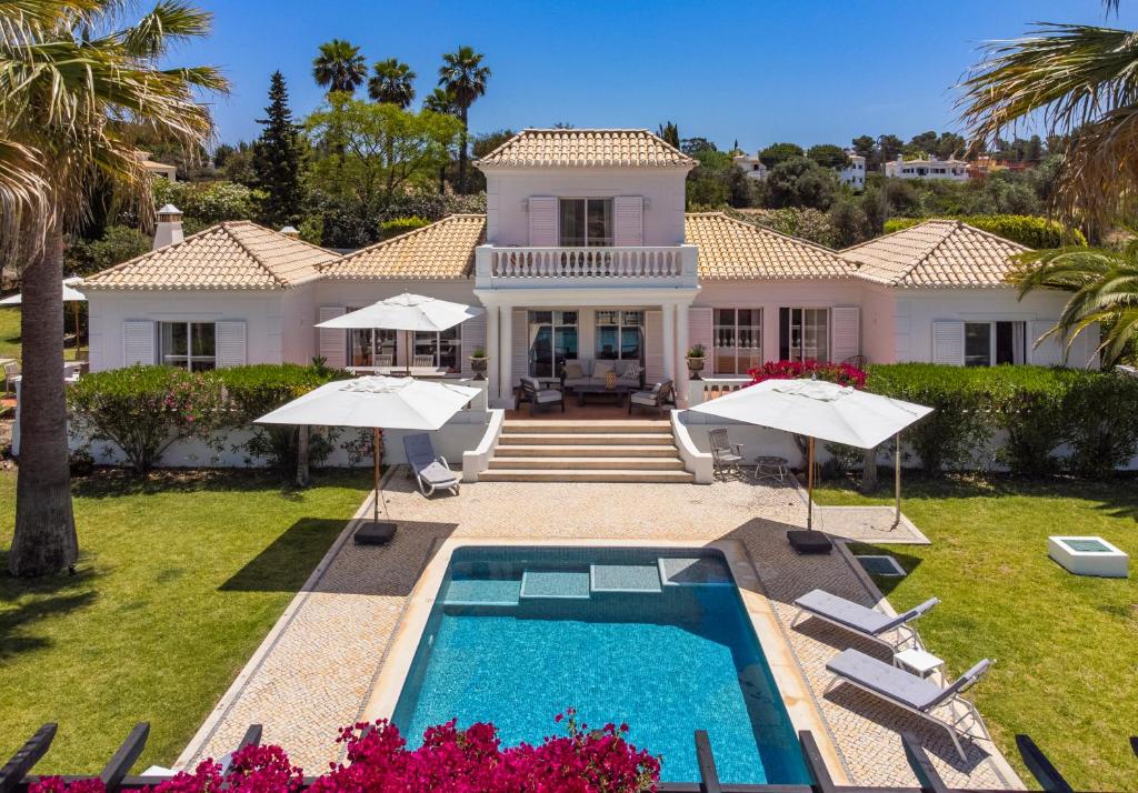 eine Villa mit Swimmingpool und ein Haus in der Unterkunft Villa Atlantico in Poço Partido