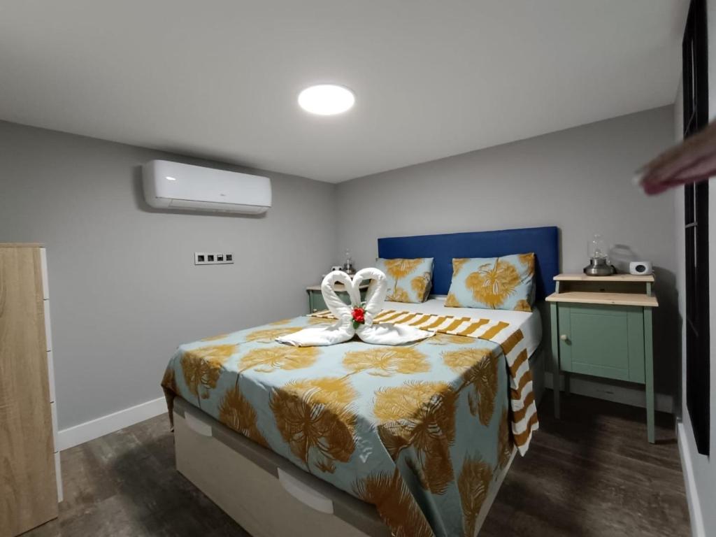 Łóżko lub łóżka w pokoju w obiekcie Luminoso cerca 4 Caminos- Apartamento REINA VICTORIA