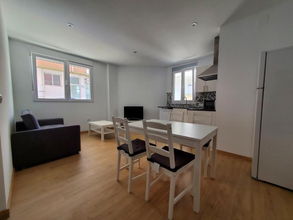 Η κουζίνα ή μικρή κουζίνα στο BAHíA APARTAMENTOS TURÍSTICOS
