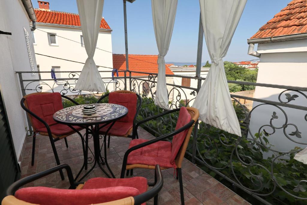 een balkon met een tafel en stoelen en uitzicht bij Apartment Rimanic in Zadar