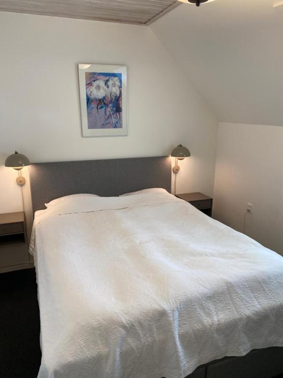 Postel nebo postele na pokoji v ubytování Hotel Højslev Kro