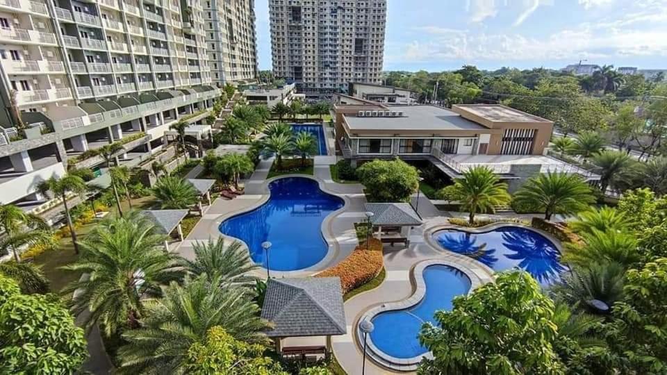 - une vue aérienne sur un complexe avec 2 piscines dans l'établissement VERDON PARC CONDOMINIUM, à Davao