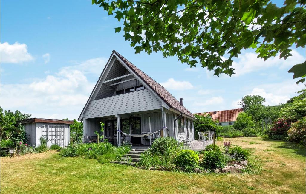 une maison grise avec un toit en gambrel sur une cour dans l'établissement 4 Bedroom Cozy Home In Torekov, à Torekov